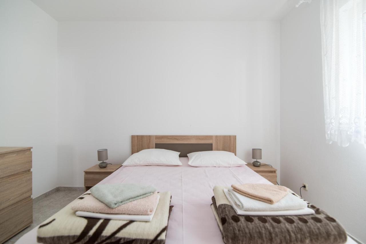 Apartments Pinija Supetar Ngoại thất bức ảnh