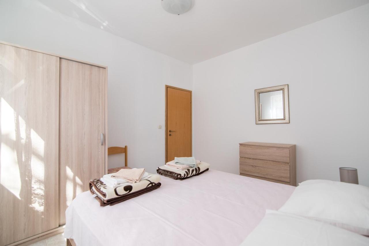 Apartments Pinija Supetar Ngoại thất bức ảnh