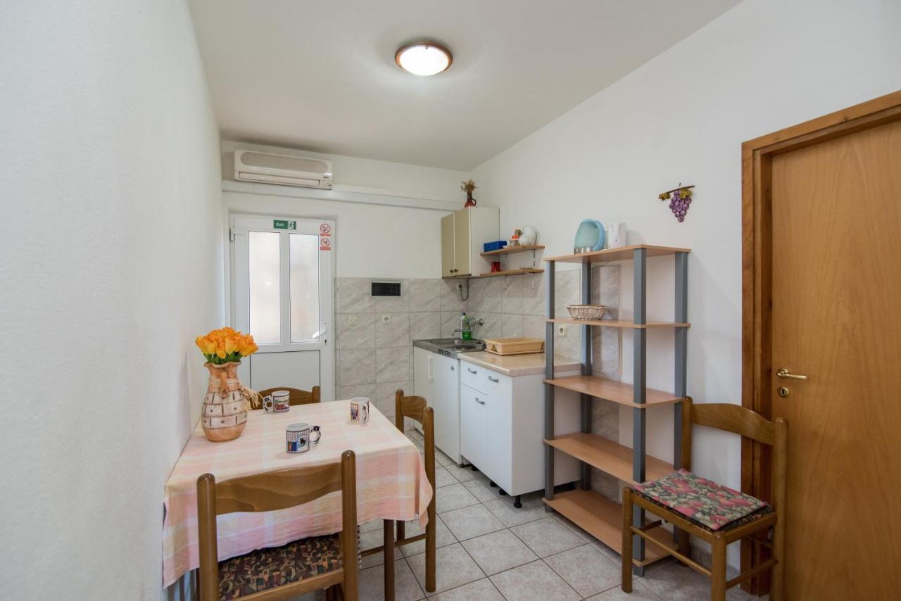 Apartments Pinija Supetar Ngoại thất bức ảnh