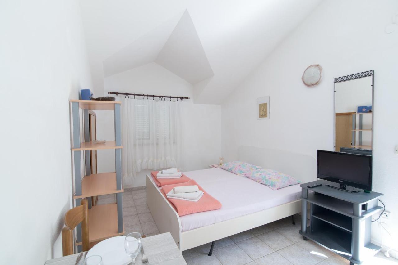 Apartments Pinija Supetar Ngoại thất bức ảnh