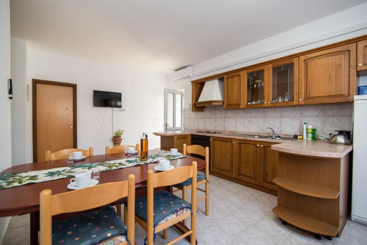 Apartments Pinija Supetar Ngoại thất bức ảnh