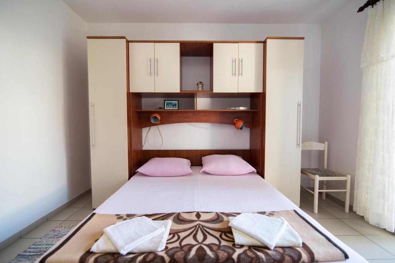 Apartments Pinija Supetar Ngoại thất bức ảnh