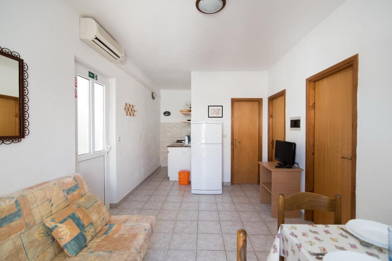 Apartments Pinija Supetar Ngoại thất bức ảnh